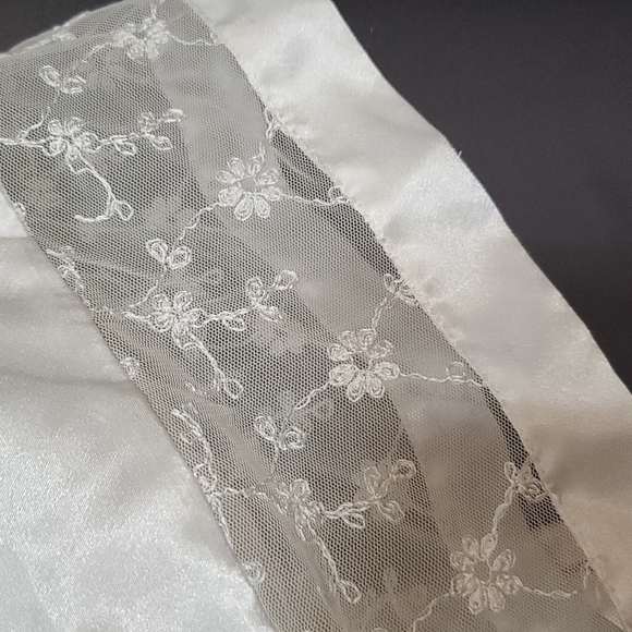 Intimo Amore Belted Robe Off White Satiny Lace Insets Pockets. Size M EUC - Picture 2 of 10